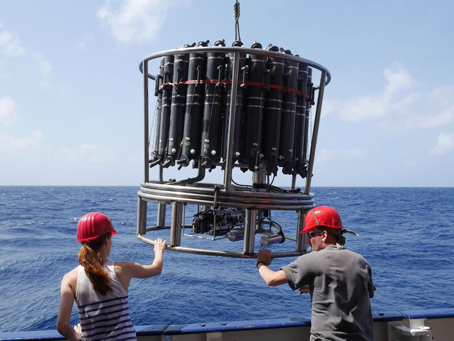 Zwei Crewmitglieder der Ausfahrt M116 nehmen Wasserproben mit einem ozeanographischen Meßgerät, einer sogenannten CTD-Rosette. Foto: M. Visbeck, GEOMAR