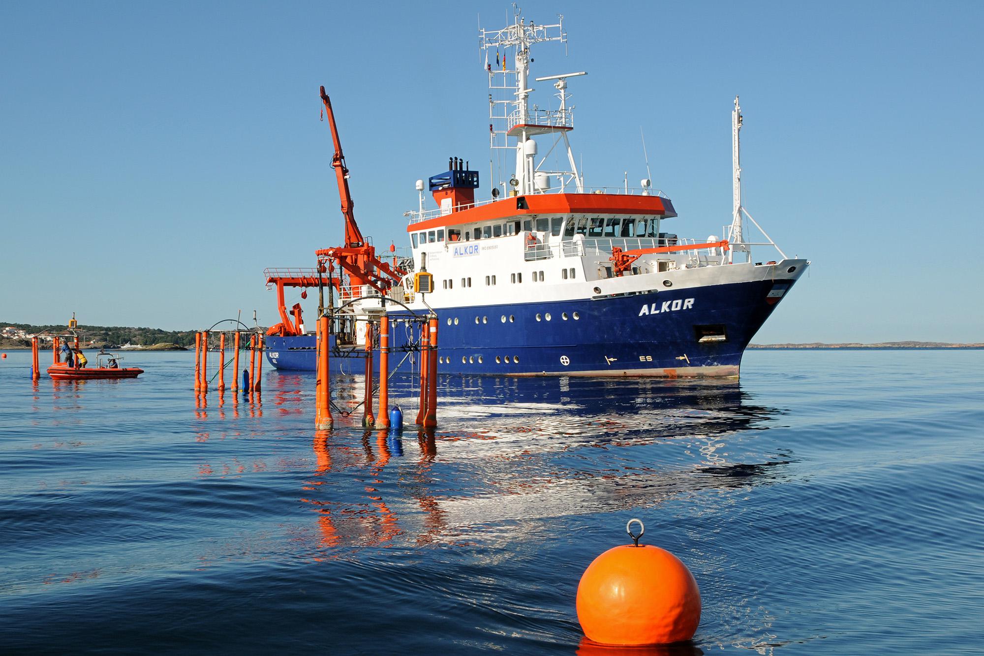 Das Kieler Forschungsschiff ALKOR mit dem KOSMOS-Mesokosmen im schwedischen Gullmarfjord. Foto: Maike Nicolai, GEOMAR (CC BY 4.0)