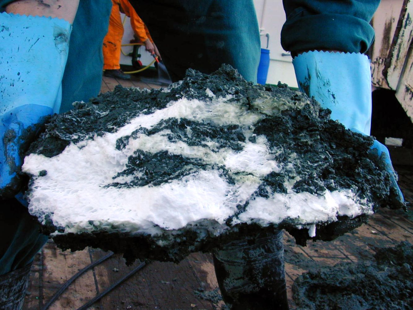 White methane hydrate layers traverse the sediments. Photo: GEOMAR