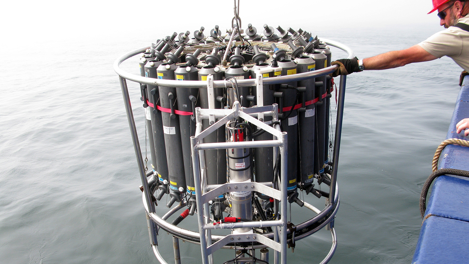 Mit einem Underwater Vision Profiler (UVP), der an einem Kranzwasserschöpfer befestigt ist, untersuchen Kieler Forscherinnen und Forscher die Verteilung von Partikeln in der Wassersäule. Foto: Rainer Kiko/GEOMAR