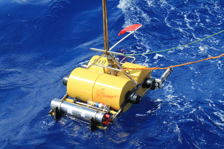 Ein Ozeanbodenseismometer kurz vor dem Einsatz. Mit diesen Sensoren können Schwingungen am Meeresboden gemessen werden. Foto: Ingo Grevemeyer/GEOMAR