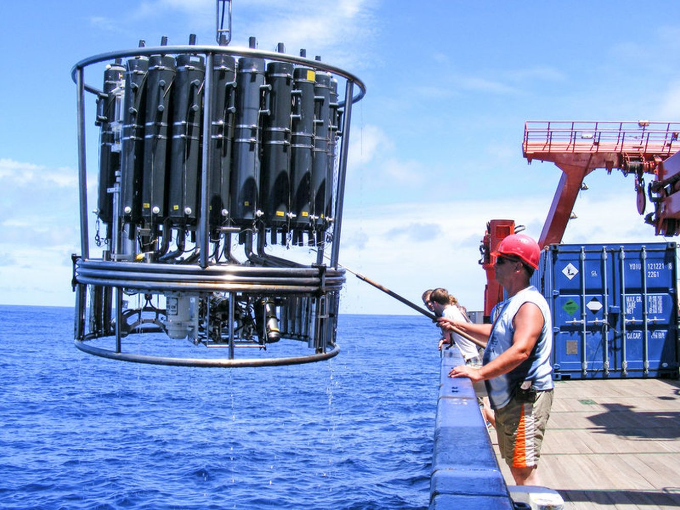 Water sampling with a CTD system. Since 2008 the SFB 754 investigates intensively the oxygen minimum zones in the tropical Pacific. Photo: Martina Lohmann, GEOMAR.