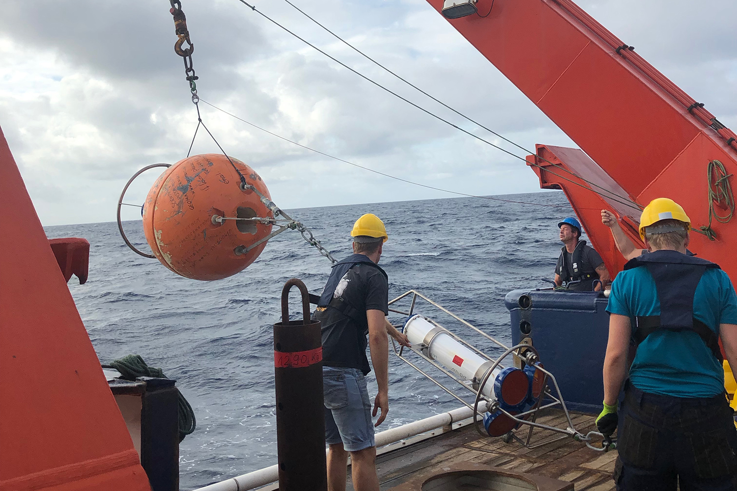 Launch of a mooring in the tropical Atlantic. Photo: P. Brandt, GEOMAR